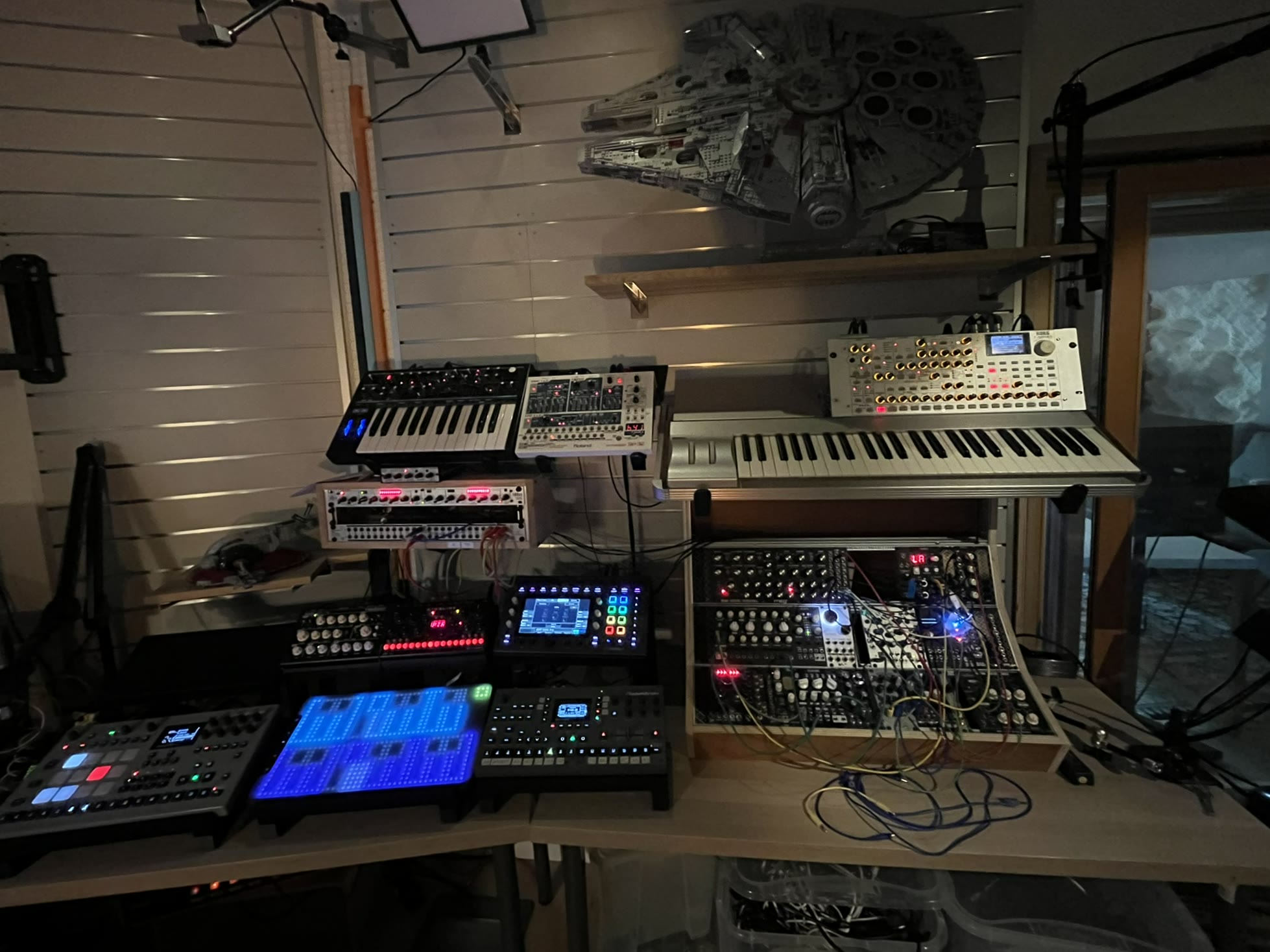 Synthétiseurs et machines du studio de production