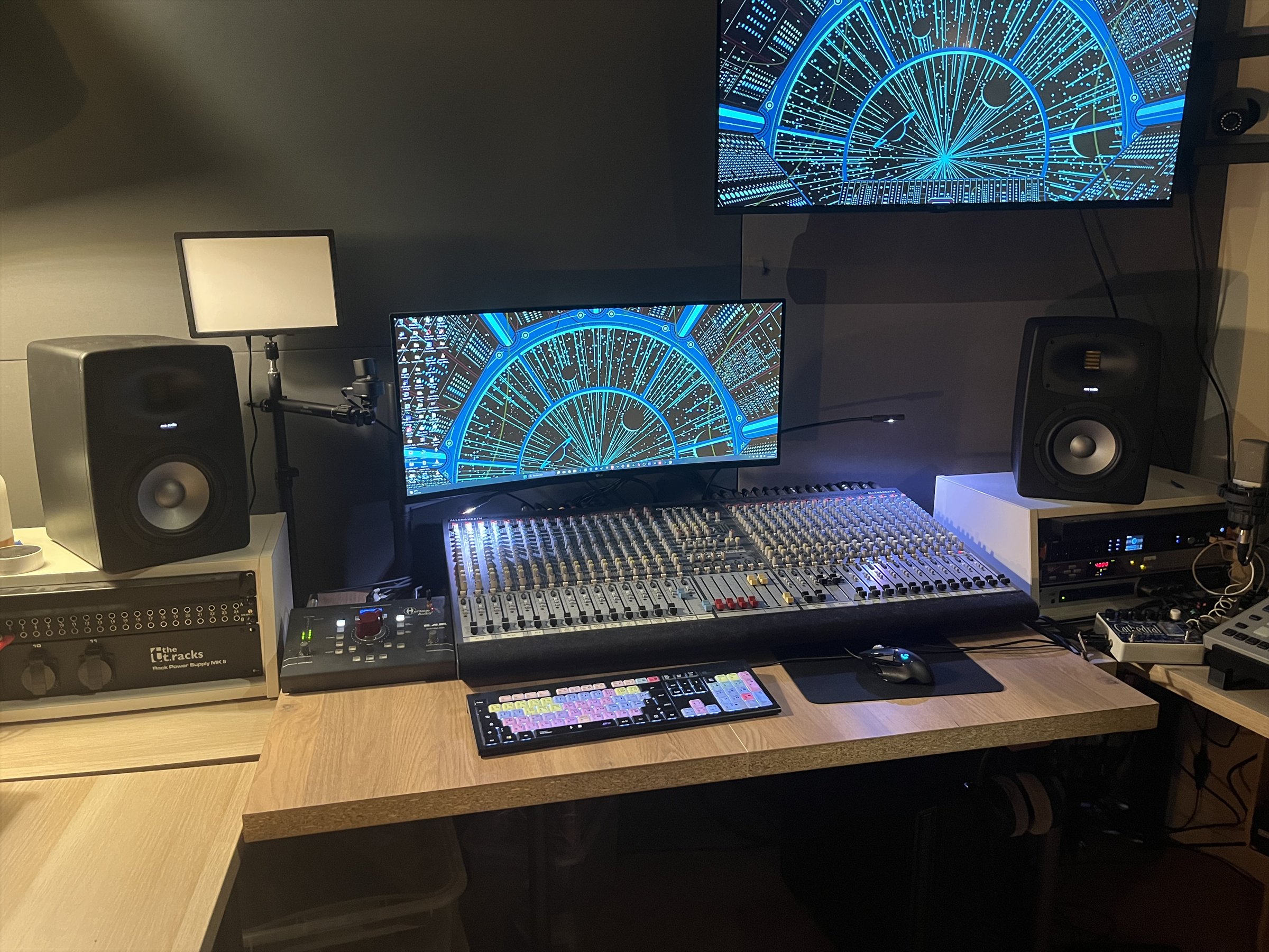 Console et écoutes du studio de production